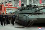 　戦車工場を視察する北朝鮮の金正恩朝鮮労働党総書記（右端）（朝鮮中央通信＝共同）