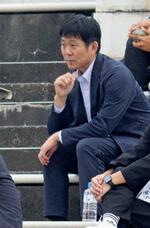 　Ｕ―２２Ｊリーグ選抜と関東大学選抜の試合を視察するサッカー日本代表の森保監督＝千葉県習志野市