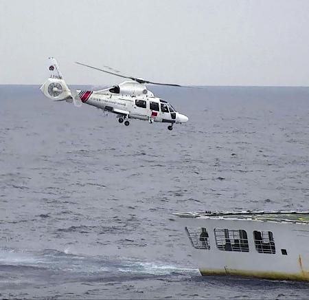 　沖縄県・尖閣諸島周辺で中国海警局の船から飛び立ったヘリコプター＝３日午後（海上保安庁提供）