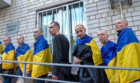 　ウクライナに帰還を果たした捕虜＝２３日、ウクライナ・チェルニヒウ州（共同）