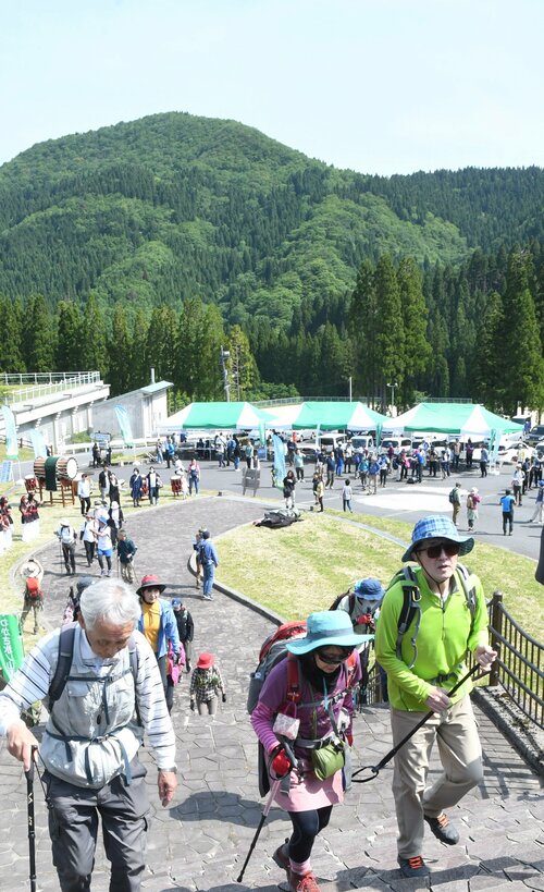 緑映える氷ノ山の山道に向かう登山客＝２６日、若桜町※米　※は券の刀が旧
