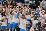 　ＮＢＡ決勝進出を決め、トロフィーを手に喜ぶサンダーのギルジャスアレクサンダー（中央）ら＝オクラホマシティー（ＡＰ＝共同）