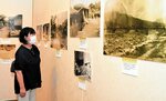 写真パネルを見て甚大な被災状況を確認する来館者＝９日、鳥取市青谷町青谷の鳥取市あおや郷土館