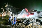 消火活動に当たる消防関係者＝１１日午前３時５９分、琴浦町釛
