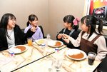 こども食堂を利用し、友人同士で談笑する児童ら。保護者の負担軽減や子どもの居場所になることを目指している＝倉吉市見日町のスーパーヒーロー倉吉店