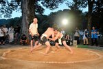 相撲大会で観客の声援を受け、熱戦を展開する参加者