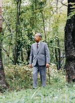 　皇居・吹上御苑を歩く昭和天皇＝１９８６年４月（宮内庁提供）