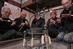 いろりを囲んでうそつき豆腐を食べる会員ら＝８日、鳥取市河原町渡一木の河原歴史民俗資料館