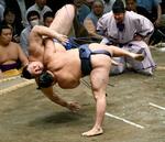 　豊昇龍（手前）に下手投げで敗れた大の里＝両国国技館