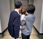 　友情結婚したサツキさん（右）とミナトさん（左）と子ども