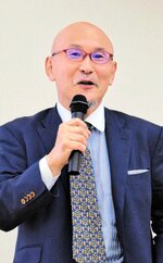 働き方改革の要諦を説く中野雅至さん＝２１日、鳥取市のとりぎん文化会館