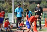 桐生選手（右奥）にスタートダッシュを学ぶ児童ら＝１５日、鳥取市松上の明治小