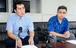 　沖縄県庁で記者会見する県マスコミ労働組合協議会の塚崎昇平議長（左）ら＝１３日午後