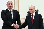 　クレムリンでの会談で握手を交わすロシアのプーチン大統領（右）とアゼルバイジャンのアリエフ大統領＝２２日、モスクワ（ＡＰ＝共同）