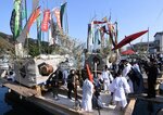 観光客や住民が見守る中、厳かに執り行われる青柴垣神事＝７日、松江市美保関町の美保関港