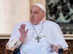 　６日、バチカンのサンピエトロ広場に姿を現したローマ教皇フランシスコ（ロイター＝共同）