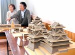 段ボールでできた米子城（右）など多くの力作が並ぶ会場