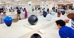 山本さんの受賞作「焼締窯変壺」（中央）を熱心に鑑賞する来場者ら＝東京・日本橋の日本橋三越本店