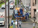 　クレーン車が歩道に突っ込んだ事故現場＝２４日午後２時２０分、東京都葛飾区亀有