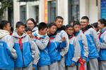 　中国チベット自治区ニンチー市巴宜区中学校で整列する生徒たち＝３１日（共同）