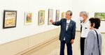 個性豊かな作品を楽しむ来場者ら