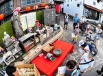 地蔵巡りを楽しむ家族連れら＝２４日、米子市東倉吉町