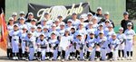 ２年連続２度目の優勝を飾った北条クラブ＝赤碕球場