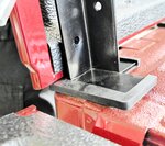 トラレールの土台部分。あおりと床面に挟み込むため特殊な工事は不要。車体に傷が付かない
