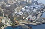　北海道泊村の北海道電力泊原発。手前から１号機、２号機、３号機＝４月３０日午前（共同通信社機から）