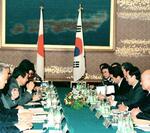 　１９９４年１０月、会談する河野洋平外相（左）と韓国の韓昇洲外相（右から２人目）＝東京都港区の外務省飯倉公館