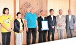 メッセージの伝達で来庁した伊藤所長（右から３人目）ら