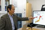 　暑熱関連死の将来予測を説明する東京大大学院の橋爪真弘教授＝東京都文京区