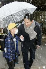 　岐阜市立長良東小前で、登校する児童（左）を出迎える中村有希さん＝２月