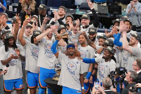 　ＮＢＡ決勝進出を決め、トロフィーを手に喜ぶサンダーのギルジャスアレクサンダー（中央）ら＝オクラホマシティー（ＡＰ＝共同）