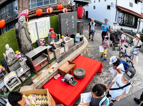 地蔵巡りを楽しむ家族連れら＝２４日、米子市東倉吉町