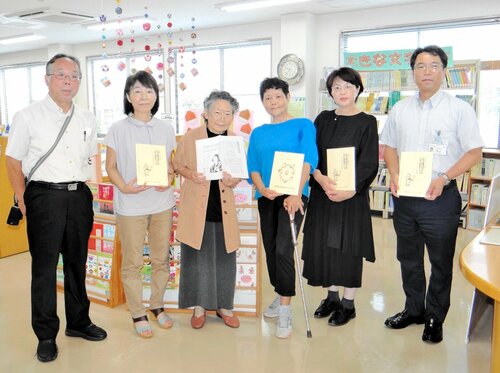 完成した冊子を贈呈した会員ら
