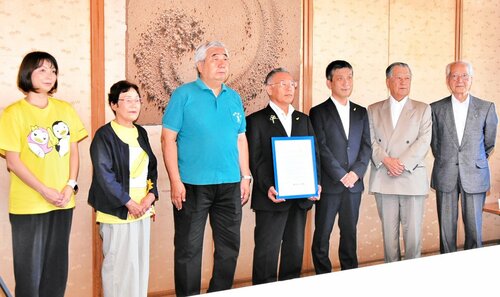 メッセージの伝達で来庁した伊藤所長（右から３人目）ら