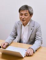 　水害による家の建て替え費の補償特約について説明する損害保険ジャパンの担当者＝東京都新宿区