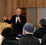 ボランティアの接遇などについて話す石田副理事長＝２日、鳥取市青谷町吉川の青谷かみじち史跡公園体験学習室