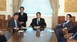 　自民党役員会に臨む岸田首相（中央）ら＝１３日午後、国会