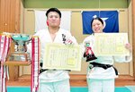 ４連覇を果たした美濃大将（左）と川口友香＝鳥取県立武道館