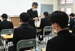 問題用紙の配布を待つ受験生＝５日、鳥取市生山の鳥取工業高