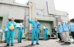 中電の社員（中央）から島根原発構内で進む安全対策工事の説明を受ける顧問（右）ら＝４日、松江市鹿島町