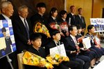 ローイング競技の全国大会で優勝や上位入賞を果たした中高生ら＝７日、鳥取県庁