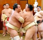 　出稽古で正代（右）を攻める照ノ富士＝東京都墨田区の時津風部屋