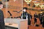 入賞した選手を代表して感謝と決意を述べる佐々木音華（中央）＝ホテルモナーク鳥取