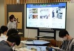 自由な着眼点で地方創生のアイデアを提案する学生ら＝５日、鳥取市湖山町南４丁目の鳥取大
