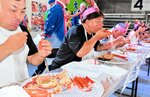 制限時間内に素早くきれいにカニを食べられるかを競う参加者＝２１日、香美町香住区の香住漁港西港