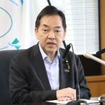 　記者会見する浅尾環境相＝２０日午前、環境省