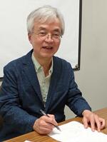 　「科学のノーベル賞は人類への大きな貢献を顕彰する方向にかじを切ったように思える」と語る篠本滋さん＝京都府精華町